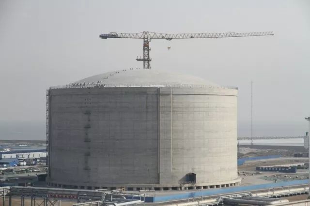 原标题：海油“保温壶”，为环境养生            高35米 直径82米 容积16万立方米 由中国海油建造的 内罐壁板总面积相当于2个标准足球场的 全国最大“保温壶” 近日在天津完成安装过程的关键一步  “大块头”有大智慧 哇~这个外形蠢萌（身材健硕）的“保温壶” 得用多少枸杞去填满 是要带一波全民养生的节奏么  装满它的可是流动的“枸杞” “为环境养生”是这个“保温壶”的光荣使命 下面请跟随海精灵的脚步 了解其中奥秘 何谓 “保温壶” 这里所说的“保温壶” 天津LNG替代工程储罐项目的核心  ——