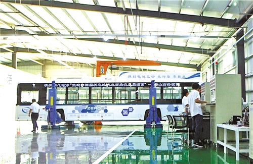 　　位于佛山南海丹灶镇的泰罗斯公司员工在对燃料电池大巴进行检测。 本报记者 庞彩霞摄　　近年来，一些国家和主要汽车企业纷纷发布停售燃油汽车时间表，新能源汽车成为未来发展的主要趋势