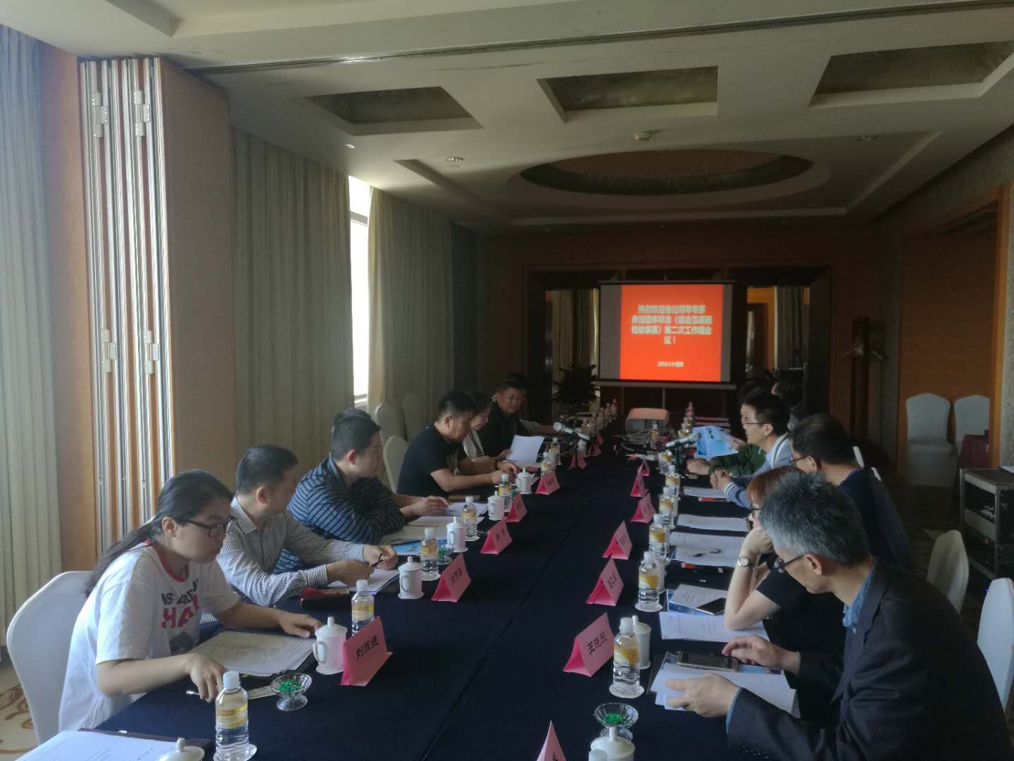 　　【中国仪表网 仪表会议】2018年5月9日，由中国仪器仪表行业协会电工仪器仪表分会组织的团体标准巜组合互感器检验装置》第二次工作组会议在江苏南京召开。  (图片来自中国电工仪器仪表信息网) 　　目前在6kV—35kV电网电能计量装置中，计量用互感器主要采用三相组合互感器，三相组合互感器检定装置的准确性和可靠性必须经过试验验证，因此需要建立相关检测规范