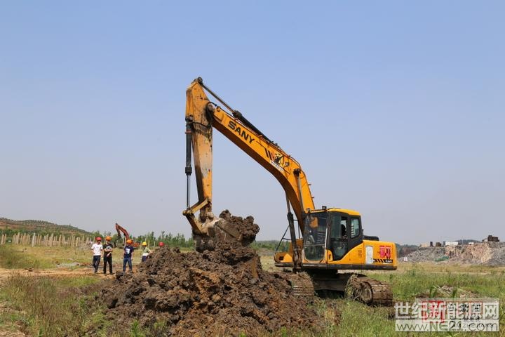 

5月9日，在湖州市吴兴区埭溪镇东红村，施工人员正在铜宝坞石矿的废弃矿上进行打桩作业，为建设60MW地面光伏发电项目做准备。当日，道路建设、场地平整等各项工作全面展开
