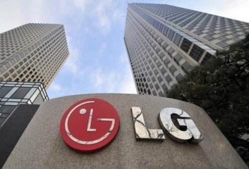 
	
                    
	【电缆网讯】据外媒报道，因集团的家庭成员涉嫌逃税，LG集团总部遭韩国检方突击搜查。

	

	首尔中央地区检察官办公室在发给记者的文字信息中表示，检方正在调查与LG关联企业股份转让相关的资本利得税可能被逃避一事，金额大约为100亿韩元(925万美元)