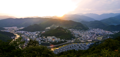 　　汶川地震后，国家电网公司发挥集团优势，倾力支持灾后重建。震后十年，灾区电网超前发展，供电品质明显增强，四川人民用勤劳的双手重建幸福家园