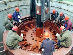 
	
                    
	【电缆网讯】5月1日，麻窝水电站首台机组转子顺利吊装成功，标志着水电站机组发电安装工程进入安装冲刺阶段，为电站蓄水发电奠定了基础。

	

	据悉，在麻窝水电站转子吊装准备过程中，项目部坚持以质量为本，以安全文明施工为重点，以规范管理为导向，精心组织，统筹规划，项目全体成员克服安装过程中诸多困难，不断优化施工方案，发扬五局不畏艰辛、奋勇拼搏的精神，安全顺利完成麻窝首台机组转子吊装