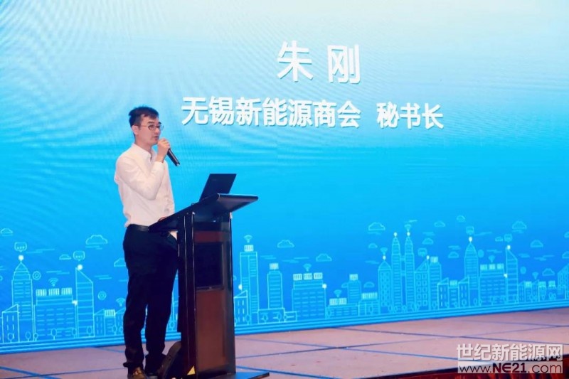 当政策和市场双轮驱动，新形势下的分布式光伏如何发展?5月9日，由阳光电源主办，无锡新能源商会、阿特斯阳光电力集团、光伏经销商联盟协办的“阳光三人行”，再次蓄力起航，携手光伏大咖齐聚无锡，聚焦新形势下分布式光伏如何步入高效优质发展之路。
 
近年来，分布式光伏发电项目成为能源行业投资新方向，无锡新能源商会秘书长朱刚在会议致辞中说到：“分布式光伏已经成为光伏行业发展的重要方向，光伏企业一定要以技术创新来驱动更低度电成本的实现，摆脱补贴依赖，真正实现光伏电站发电的内