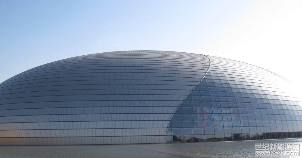作為建筑節(jié)能最重要的應(yīng)用形式之一，光伏建筑一體化（BIPV）正在從概念走向落地。越來越多的人意識(shí)到，將光伏組件與建筑材料融于一體，對于光伏產(chǎn)業(yè)和建筑行業(yè)是雙重利好，并在此過程中掀起了一場綠色發(fā)展的新革命