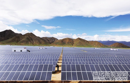 

光伏業(yè)進入平價微利時代 專家呼吁企業(yè)加速技術創(chuàng)新和提質(zhì)增效

導讀

行業(yè)人士指出，中國的光伏產(chǎn)業(yè)經(jīng)過前些年大跨步迅猛發(fā)展，目前產(chǎn)業(yè)發(fā)展的宏觀目標已有所調(diào)整，發(fā)展重點要從提高規(guī)模轉(zhuǎn)向提質(zhì)增效和推進技術進步上來。

連續(xù)5年新增裝機規(guī)模全球第一的中國光伏行業(yè)，即將迎來新的平價微利時代