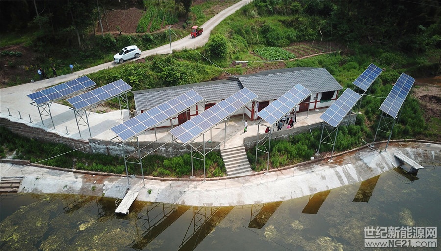5月8日，航拍的广安市广安区悦来镇中和村光伏发电站是一道美丽的风景线。







广安市广安区悦来镇中和村是省级贫困村，去年10月在原驻村第一书记、广安区农工委干部蒋智勇的牵线搭桥下，该村整合25.5万元产业扶持金启动了光伏发电站建设，目前该项目已经全部竣工，预计本月底可以发电
