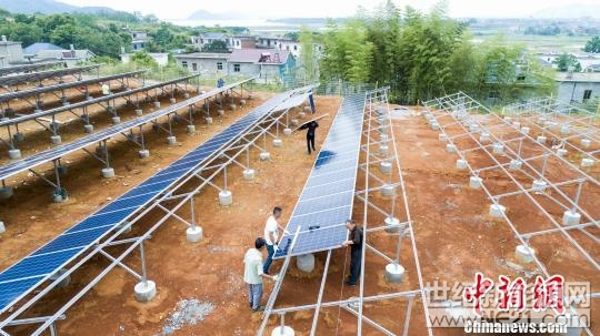 

5月10日，江西都昌縣一光伏扶貧電站裝機(jī)施工現(xiàn)場。　　　傅建斌　攝



航拍江西都昌縣一光伏扶貧電站裝機(jī)施工現(xiàn)場