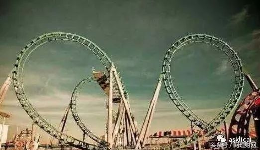 原标题：一天振幅20%！过山车式“割”韭菜 股民：这种操盘不该查吗？             一天振幅达20%，过山车走势背后，一大波韭菜又被割了？ 5月10日，新潮能源(600777)以涨停价3.58元开盘，一根之下杀跌至跌停板后，又一根直线拉至红盘；截止收盘，股价报3.09元，跌幅4.92%。 对此有股民表示，这种操盘不该查吗？ 问理财（微信公众号：asklicai）注意到，新潮能源走出如此的过山车走势，或与其复牌公告有关