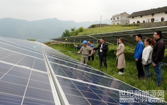 5月10日，湖北秭歸縣委縣政府在兩河口鎮(zhèn)高橋河村村級光伏扶貧電站組織召開現(xiàn)場交流會(huì)，來自47個(gè)光伏扶貧村的村書記和看護(hù)員共200多人參加。





現(xiàn)場由高橋河村村級光伏扶貧電站“土專家”張幫華演示日常對光伏電站運(yùn)行維護(hù)的具體做法和經(jīng)驗(yàn)交流，提高全縣光伏扶貧電站看護(hù)人員的管理能力和技術(shù)水平，增加光伏電站發(fā)電效益