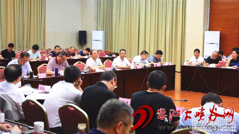 

5月10日，中共怒江州委書記納云德，州委副書記、州長李文輝與中電電氣集團(tuán)公司、華陸工程科技有限公司負(fù)責(zé)人座談，聽取瀘水多晶硅新材料扶貧項(xiàng)目選址報(bào)告及相關(guān)工作情況匯報(bào)，研究推進(jìn)項(xiàng)目建設(shè)工作。

會(huì)上，華陸工程科技有限公司負(fù)責(zé)人就項(xiàng)目選址情況進(jìn)行匯報(bào)，云南湖柏環(huán)評科技有限公司就選址環(huán)評情況提出意見，瀘水多晶硅新材料扶貧項(xiàng)目前期推進(jìn)工作小組辦公室對相關(guān)工作推進(jìn)情況進(jìn)行匯報(bào)，州級相關(guān)部門及瀘水市負(fù)責(zé)人發(fā)表意見