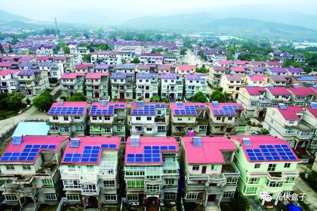 原标题：绿水青山就是金山银山，这个光伏村每年收益在60万！            李岙村的屋顶电站在烈日下静静地产出清洁能源。李岙村光伏工程二期并入国家电网后，成为光伏全覆盖的村庄，每年可发电60多万千瓦时