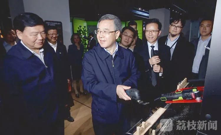 原标题：国务院副总理胡春华调研江苏，释放的信号不一般             5月8日，胡春华在苏州宝时得科技（中国）有限公司调研。 好消息：国务院副总理胡春华来江苏调研了！ 5月8日至9日，中共中央政治局委员、国务院副总理胡春华在江苏调研商务工作，并召开江浙沪粤四省市分管负责同志参加的商务工作座谈会