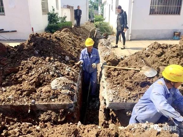 原标题：槐荫村 | 实施天然气管网铺设工程 清洁高效能源进百姓家            谷阳镇槐荫村积极实施 天然气管网铺设工程 让老百姓用上清洁、高效的优质能源。  村 槐荫村内，施工人员正在村庄入口处施工