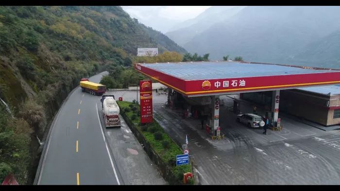 原标题：“油气”联姻  重塑美丽山川            十年前，“5·12”汶川大地震的悲痛还留在记忆深处。 十年时间，灾区重建，旧貌换新颜，昆仑能源四川分公司与四川销售分公司共建的映秀油气合建站为映秀的美丽山川增添了一抹绚丽的亮色