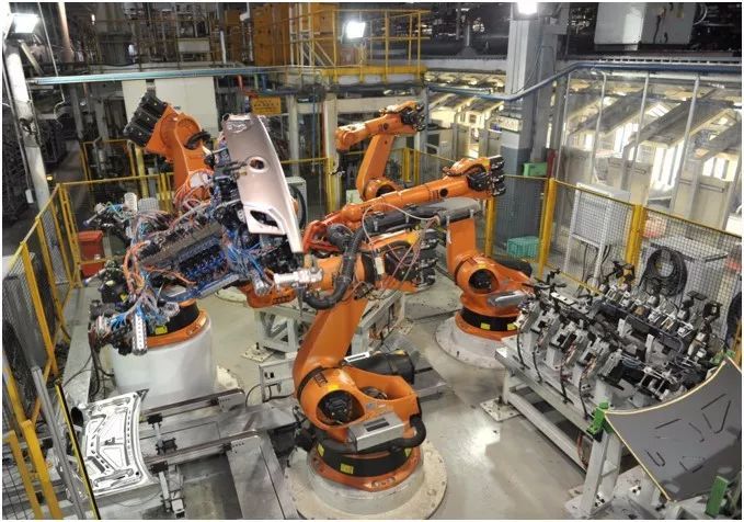 原标题：“新能源汽车之都”再进一步： 万亿大走廊北端再添一棋！             2017-2018年，是西安“新能源汽车”爆发的一年，也是“新能源汽车之都”成型的一年。今年5月，第三届丝博会期间，启迪桑德新能源商用车生产制造项目签约落户西安航空基地