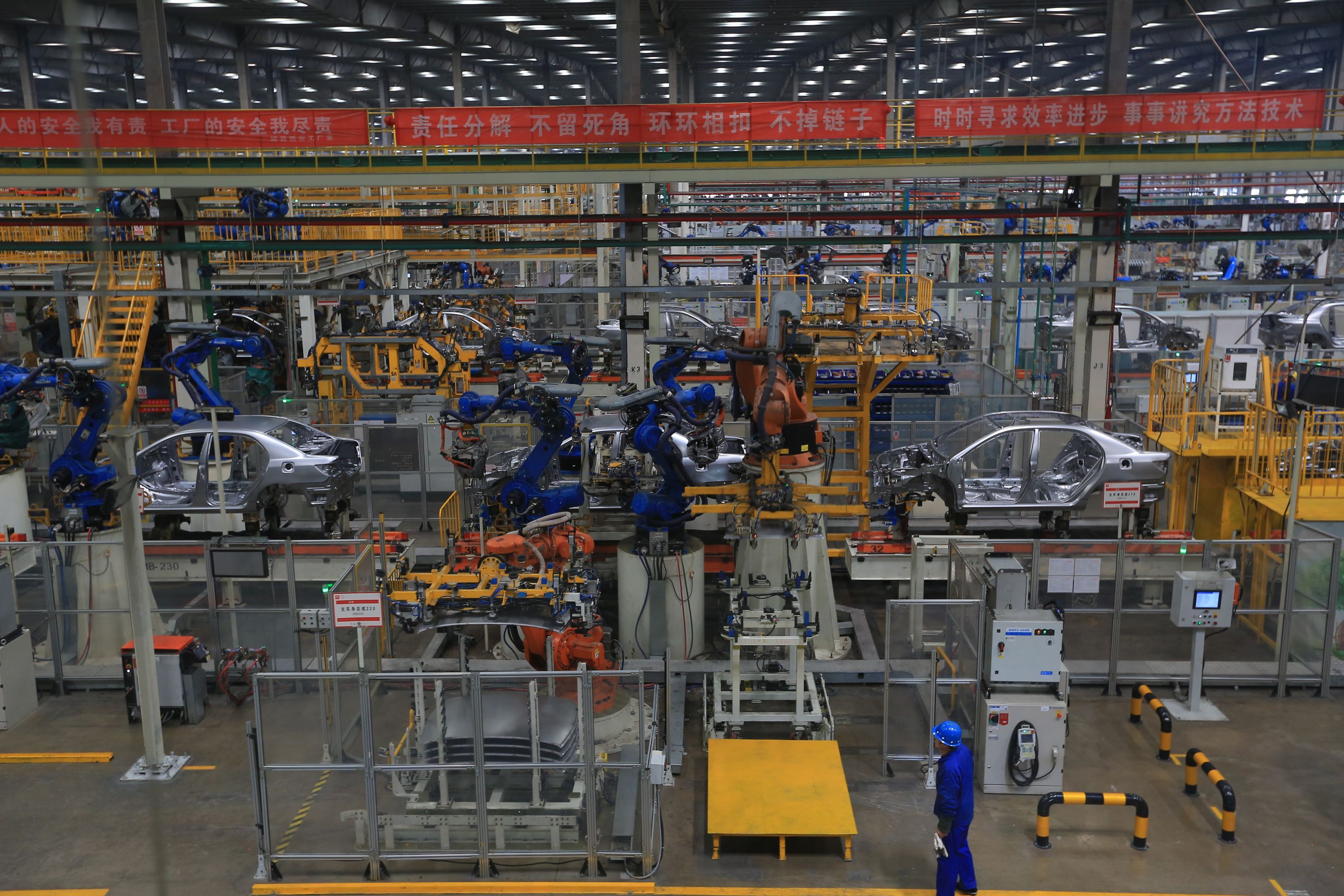 原标题：汽车大战再添黑马”，陕西3年后整车规模力争300万辆            　　“陕西在工业规模上比较差，差在哪儿？差在制造业。制造业比较差，抓哪一块？陕西的产业主要是三线建设时期留下来的，很多没有更新都垮掉了，想来想去，只有抢汽车这个蛋糕