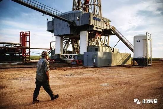 原标题：能源资讯 | 岩气大幅增长 投资者担心预算            关注我们  资讯 【WorldOil网5月10日报道】页岩油再次恢复繁荣，压裂工作人员重回2014年来的最繁忙状态。这次的不同之处在于:石油高管们对于其谨慎及产量进行了强调