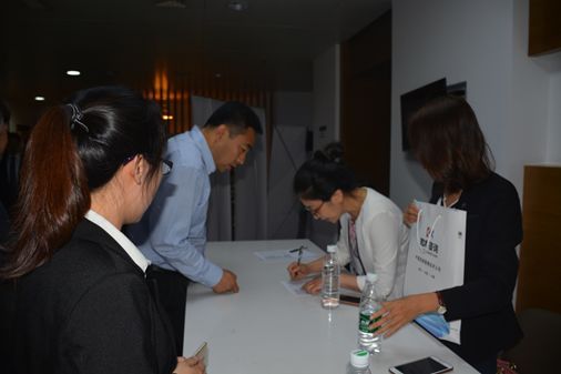 原标题：能源互联网新发展空间与中国公司战略机遇高端研讨会圆满成功！            2018年5月5日，由北京知本咨询联合中国人民大学、企业管理杂志、基业长青等联合举办的《能源互联网新发展空间与中国公司战略机遇高端研讨会》在中国人民大学明德楼圆满落下帷幕。  嘉宾签到 本次论坛邀请了能源互联网相关的近50家公司负责人，其中包括中国海洋石油集团、机械工业协会、环球财经杂志、中国重型机械集团等