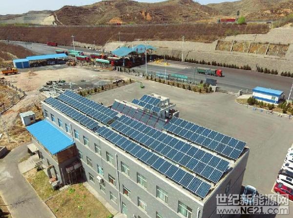  5月10日，記者從山西路橋集團(tuán)獲悉，近日，隨著榆社至和順高速公路榆社東收費(fèi)站光伏智能電表讀數(shù)的穩(wěn)定躍升，我省高速公路分布式光伏發(fā)電項(xiàng)目成功試運(yùn)行。

高速公路分布式光伏發(fā)電項(xiàng)目是在全省高速公路現(xiàn)有建筑物屋頂、停車(chē)場(chǎng)遮陽(yáng)棚、光伏棚等場(chǎng)所頂部布置太陽(yáng)能光伏組件，實(shí)現(xiàn)光伏發(fā)電