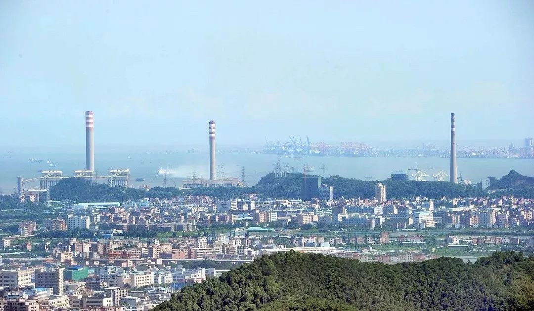 原标题：重磅！定了！2020年底前关停虎门沙角A厂、B厂燃煤发电机组            近日，省环保厅印发 《广东省打赢蓝天保卫战2018年工作方案》 （以下简称《方案》） 提出了今年全省空气质量改善的目标和众多措施 为东莞环境空气质量下达了明确的目标  ▲虎门沙角电厂 其中引人关注的是，《方案》中明确提出“优化整合燃煤电厂”，在保障供电安全的前提下，推进服役到期、服役时间较长及位于城市建成区的燃煤电厂优化整合和淘汰。2020年年底前关停沙角A厂、沙角B厂等燃煤发电机组，积极推进东莞沙角电厂其他机组和