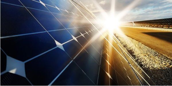 原标题：华尔街洞察 | 油价暴涨：寻找光伏新能源中的“10倍股“            去年，中国光伏迎来十年来最好的发展机遇，光伏正在加速飞入寻常百姓家。太阳能作为未来最清洁、安全、可靠的能源，已经逐渐成为诸多国家非常重视的新兴产业，光伏正在日益成为继IT、微电子产业之后又一爆炸式发展的行业