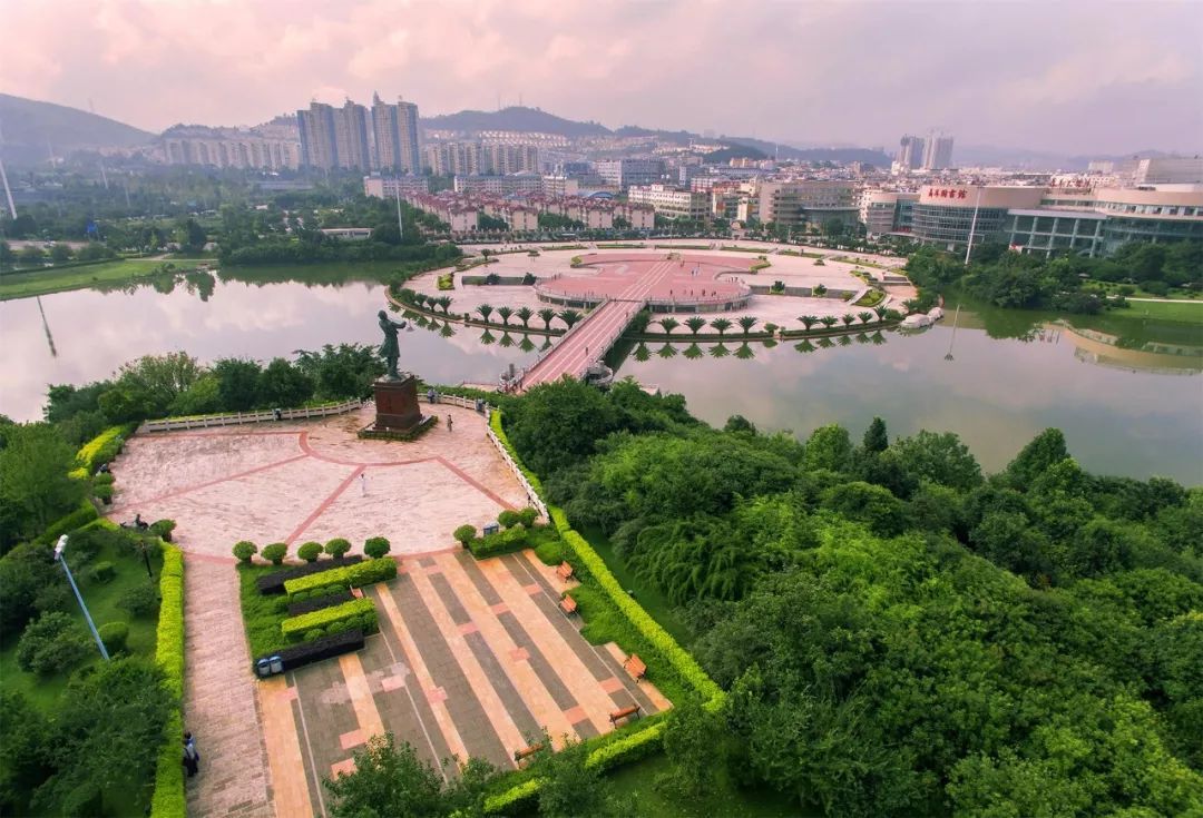 原标题：罗应光：聚焦进绿新 提振精气神　奋力推动玉溪高质量跨越式发展            新时代，新气象，新作为。面对省委、省政府对玉溪提出的“七个走在全省前列”和打造“三张牌”、举全市之力建设国家创新型城市的新目标新要求，如何大力弘扬“跨越发展、争创一流；比学赶超、奋勇争先”精神，推动实现高质量跨越式发展，这是摆在玉溪各级干部面前的一张“必答卷”