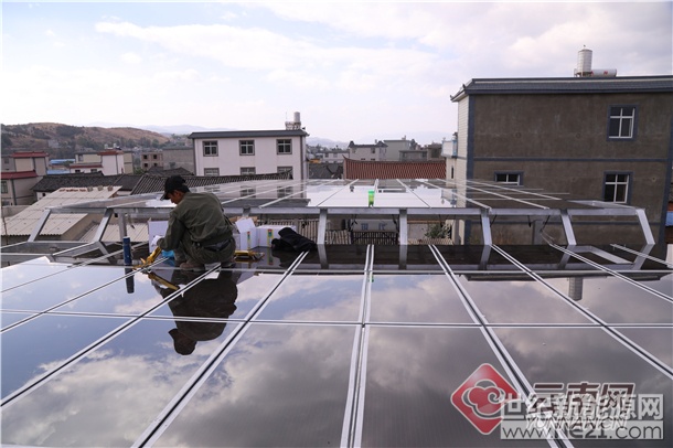 最近，家住大理州弥渡县弥城镇建材小区的徐聪收到了一张来自弥渡供电公司的“特殊”增值税发票，发票显示：2018年3月份，他家在自家楼顶上建的“5千瓦的家庭分布式光伏发电站”共发电691度，除去自发自用110度外，剩余的580度上网，卖给国家电网，领取国家补贴，扣除税收后共收入442.83元。

据了解，徐聪家的小型“家庭电站”共用太阳能发电板72平方米，造价5.4万元，建成后可自发自用，多余的电还卖给国家电网，每年约有5000多元的收入
