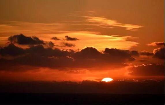 原标题：本世纪最大谎言！日本经济失去20年实为创新20年            在汤森路透评选出的《2015全球创新企业百强》榜单里，日本以40家高居榜首，力压美国的35家。而中国内地无一入围