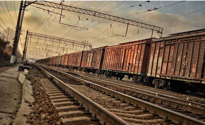 原标题："做了17年煤炭汽运，现在得改了……”京津冀运输结构调整在即             日前在中央财经委员会第一次会议上，柴油货车污染治理首被提至“标志性重大战役”层面，为进一步调整交通运输结构，减少公路运输、增加铁路运量势在必行。 这其中，对于汽运占比高达84.4%的京津冀地区来说，转型更为迫切