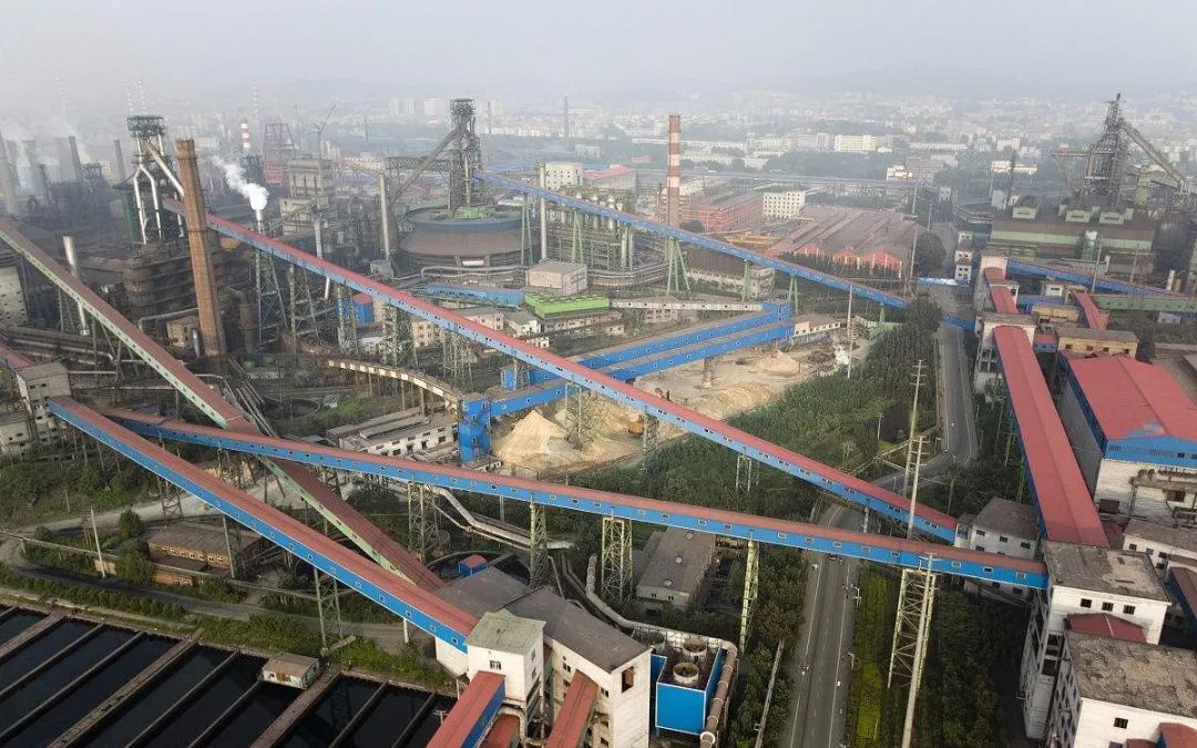 原标题：4月份全国粗钢日均产量255.7万吨|今日钢铁财经资讯速览            欲了解舆情平台的更多信息 请点击文后原文链接 4月份全国粗钢日均产量255.7万吨 国家统计局数据显示：2018年4月全国粗钢日均产量255.7万吨，4月生铁日均产量210.4万吨，4月钢材日均产量307.6万吨。 2018年4月我国生铁产量6311万吨，同比下降0.4%；1-4月生铁产量23878万吨，同比下降1.2%