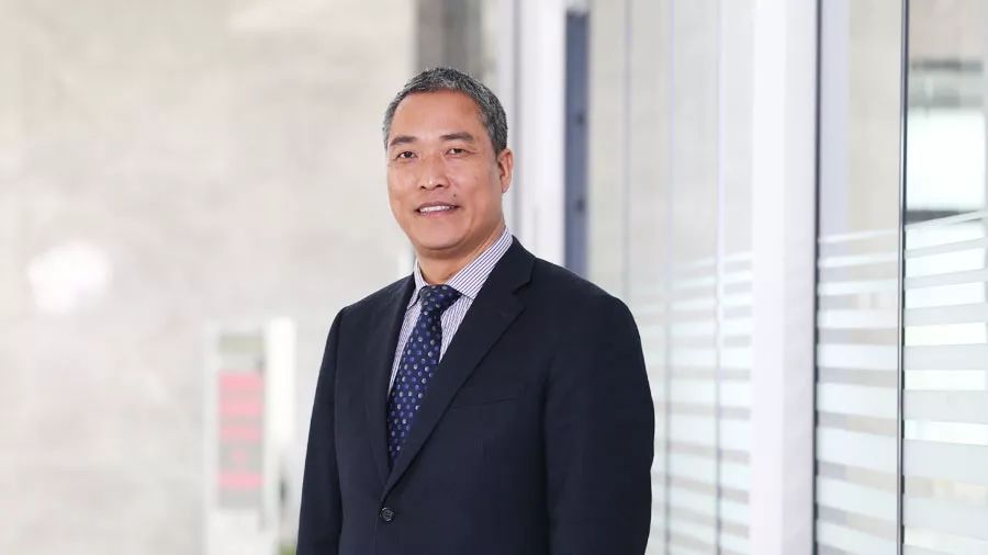 原标题：老总访谈 | 仙鹤股份王敏良：抓住特种纸发展机遇打造中国造纸业翘楚             仙鹤股份董事长王敏良 “自己的专业、家族的使命、时代的机遇，让我选择了造纸这个行业，也最终成就了仙鹤股份这份事业。”面对上证报记者专访，仙鹤股份董事长王敏良回忆起自己从事造纸的悠长岁月，家国之情溢于言表