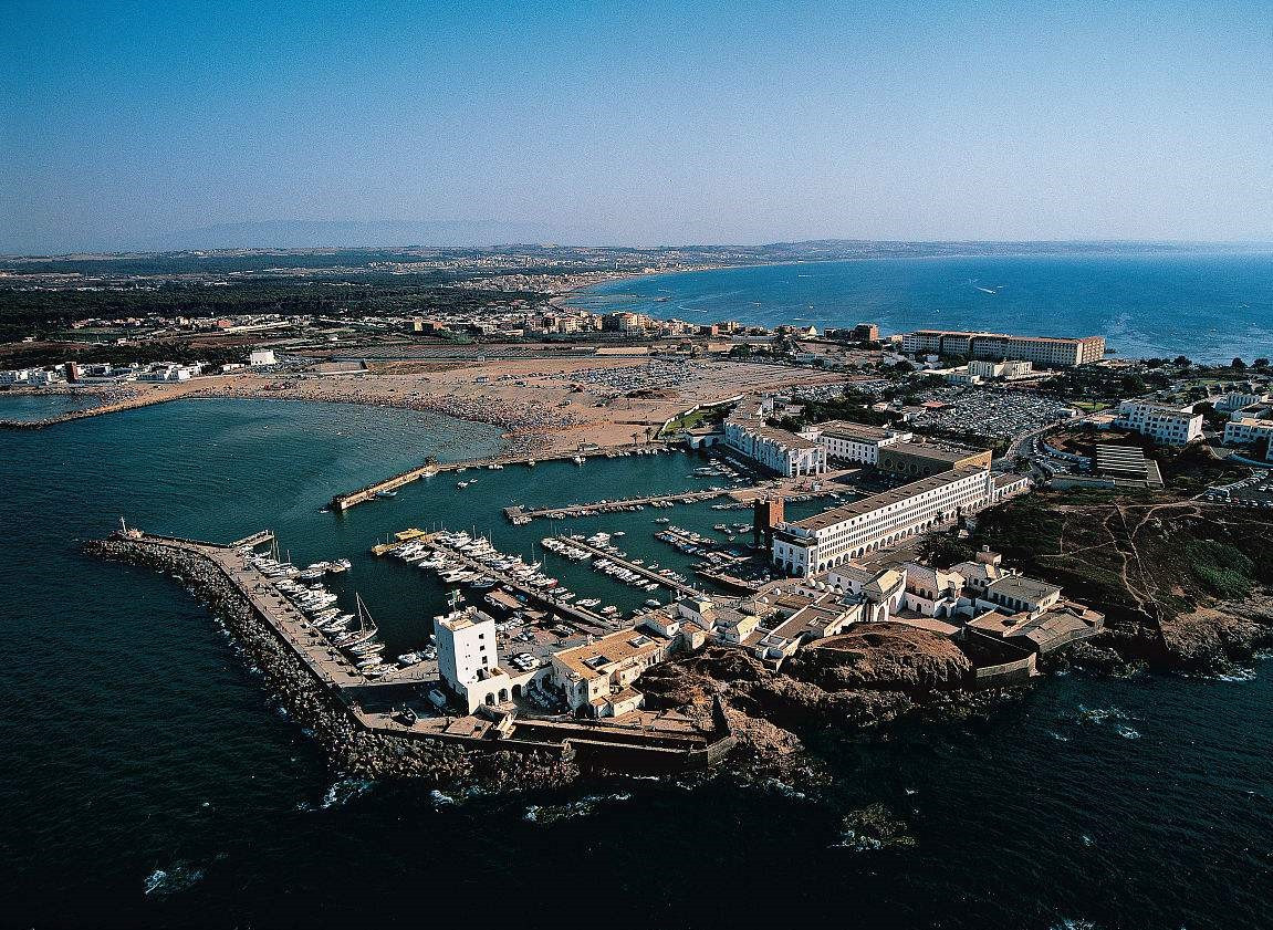 原标题：报恩中国！这国曾被中国援助，如今回报中国一大块油田！            秉着“以和为贵”、“互助共赢”等外交精神，中国至今已援建了如巴基斯坦、越南、坦桑尼亚、赞比亚、柬埔寨等多国的项目，除了获得了对方的一致好评外，还与其中一些国家建立了深厚的情谊，阿尔及利亚正是与中国交好的一员，最近为报答中国的“恩情”，它竟无条件赠送了我国一块大油田！ 好大手笔：我们送这国卫星上天，它以大油田回礼 近日，有媒体报道，阿尔及利亚准备将其国内一块新油田的开采权无条件送给中国，以给中国报恩。虽然中国对包括阿尔及利亚