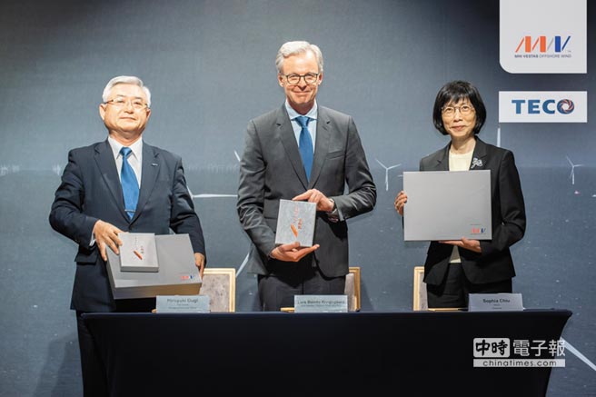                        三菱重工维特斯共同执行长Lars Bondo Krogsgaard（中）昨日与东元电机董事长邱纯枝（右）、芬兰斯维奇日籍常务执行取缔役扇博幸共同签署合作备忘录，未来斯维奇将把9MW离岸风机发电机技术移转给东元电机，东元预计2020年完成原型机第三方认证。图／业者提供 离岸风电本土供应链再添生力军！三菱重工维特斯拿下中钢、DGA等运营商4个离岸风机风场订单，发电容量900MW，预计2021至2024年陆续安装，昨日再与东元、芬兰斯维奇签发电机合作备忘录