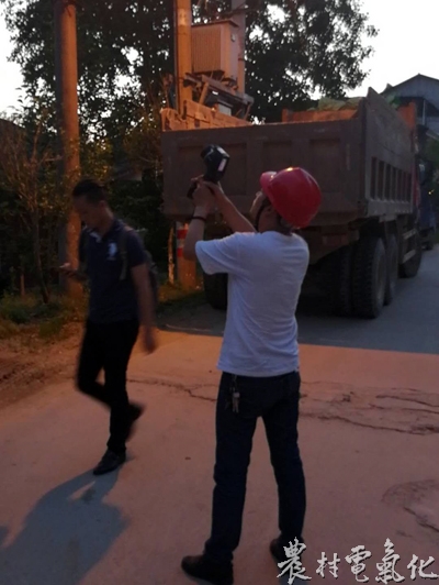 
　　农村电气化网讯：“10KV繁华南街2#公变跌落开关C相触头温度65度，又发现一处隐患，请做好记录，及时计划更换！”5月15日，国网资溪县供电公司运维检修班成员邓磐拿着红外测温仪，向班长陈寿发汇报着。随着气温不断升高，该公司加大力度对高压线路、台区设备进行红外测温，确保夏季高温高负荷时，线路的安全运行