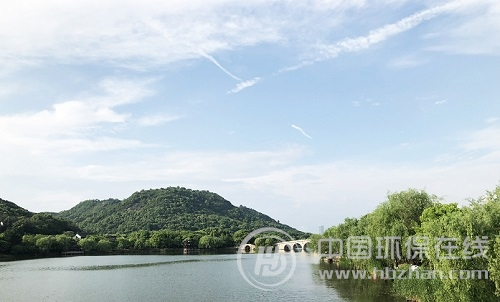 原标题：发布新一轮PM2.5源析成果 北京精准对症大气污染            PM2.5从89.5微克/立方米降至58微克/立方米，2017年大气治理优异成绩的取得并没有让北京的大气治理有所懈怠。2018年力争实现细颗粒物（PM2.5）年均浓度的继续下降，吹响了北京新一轮蓝天保卫战的号角