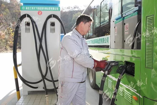 原标题：速看！十堰这项计划出炉，年内将建72座充电站…            随着经济的迅猛发展 能源消耗与日俱增 如何解决能源问题已成为当务之急 ▼▼▼   市政府办日前印发《十堰市能源（新能源）产业发展行动计划（2017—2020年）》，提出到2020年，我市基本建立与经济社会发展相适应的安全、稳定、经济、清洁的现代能源产业体系，能源产业总产值达70亿元，为把我市建成区域性中心城市提供能源支撑。   工作人员给新能源公交车充电（资料图片）