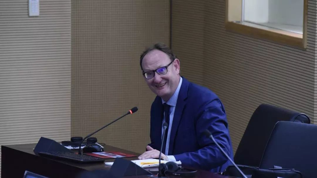 原标题：能源资讯│埃尼集团：伊朗制裁将“破坏”油价            【CNBC网5月13日报道】也许意大利石油和天然气巨头埃尼集团（ENI）并未对伊朗进行任何投资，但其首席执行官Claudio Descalzi认为，由于美国对欧佩克第三大石油生产国伊朗实施制裁，石油市场前景黯淡。 上周日，Descalzi在ADNOC下游投资论坛休息期间表示：“伊朗第一次受到制裁时原油出口量为150万桶/日，现在每天对外出口260万桶，再次遭受制裁后原油价格势必受到更大影响