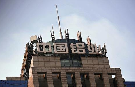 
	
                    
	【电缆网讯】据悉，媒体记者从上海清算所看到的中铝集团2018年度第八期超短期融资券募集说明书显示，这一铝业巨无霸去年归属净利润亏损扩大，报28.97亿元。

	

	募集说明书显示，2015-2017年，公司净利润分别为-53.58亿元、-5.80亿元和11.88万元，归属于母公司所有者净利润分别为-53.49亿元、-18.77亿元、-28.97亿元