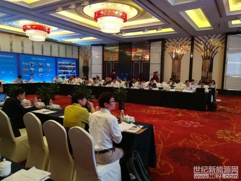  近日，2018年度家庭戶用光伏標準工作組第一次工作會議暨家庭戶用光伏標準研討會在江蘇舉辦。中國光伏行業(yè)協(xié)會標準化技術委員會、中國電子技術標準化研究院等多位行業(yè)領導，以及多家光伏企業(yè)參與，對家用光伏安裝、驗收、運行維護等多方面規(guī)范性標準，進行了深入研討