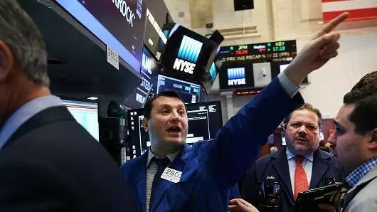 原标题：美股涨跌不一 道指有望七连涨            提示：  腾讯证券讯 美国股市周五盘中涨跌不一，道指可能录得连续第7个交易日上涨。本周，美国三大股指预计均将累计涨超2%，得益于能源股大涨