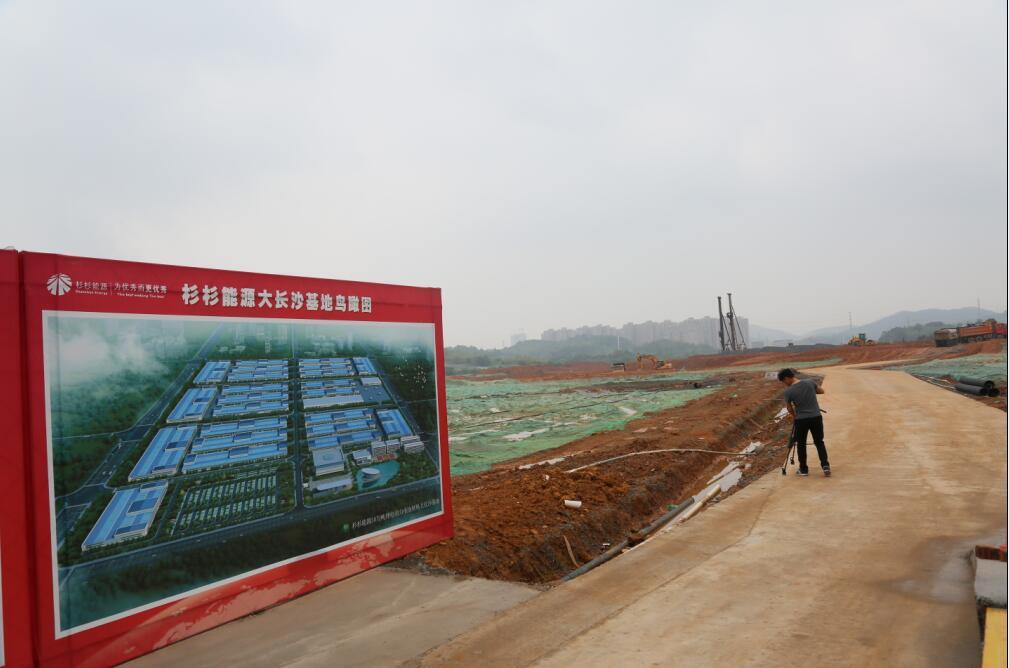 原标题：【产业项目建设看湖南】湖南全力助推“500强企业”项目落户            国际商报记者伍鹏程 长沙报道 　　投资51亿元的中国长城总部基地及产业化项目进入二期关键施工阶段，总投资200亿元的杉杉长沙新能源基地已完成一期土地平整，投资约40亿元的吉利新能源跨界车产品平台即将开工……近日，国际商报记者跟随湖南省商务厅组织的“新引进500强企业项目”采访团，实地走访多地，来回穿梭的工程车辆、热火朝天的施工现场、塔吊林立的建设工地随处可见。 500强项目纷纷落地 　　在长沙高新区，杉杉能源大长沙基