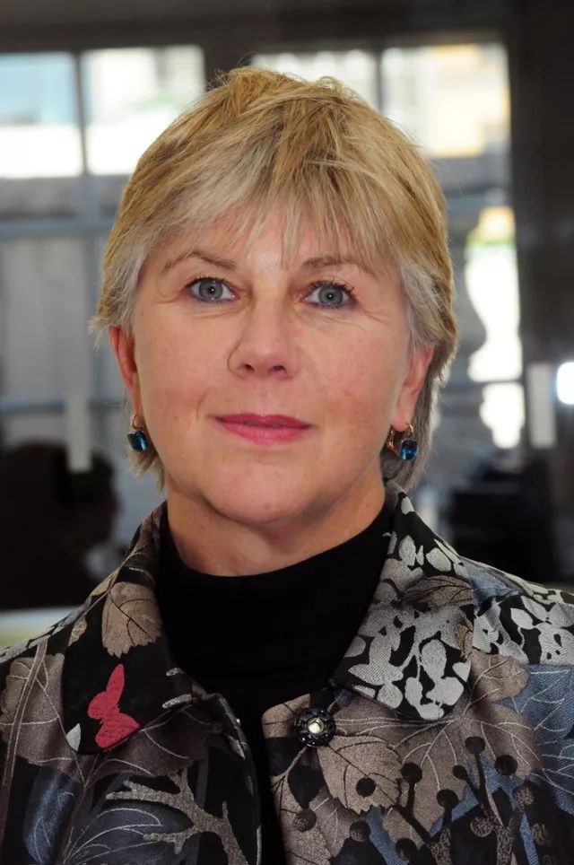 原标题：金山银山不如绿水青山，ESG投资─你不可不知的热门投资策略 | 专家开讲              Sandra Carlisle 汇丰环球投资管理责任投资专家主管 Sandra Carlisle于2017年在伦敦加入汇丰，担任责任投资主管。Sandra于1986年投身投资业界后，曾在伦敦Newton Investment Management担任责任投资主管