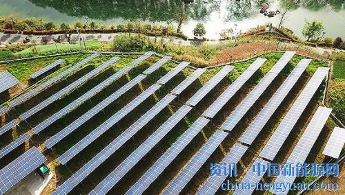                                                                                                                                                                     
	　　村級光伏電站項目在實施過程中，一些項目融資困難，涉嫌層層分包，具體實施中缺乏環(huán)評、未批先建以致工程反復等問題，使光伏扶貧項目緩慢甚至停滯。

	
	圖片來源：視覺中國

	　