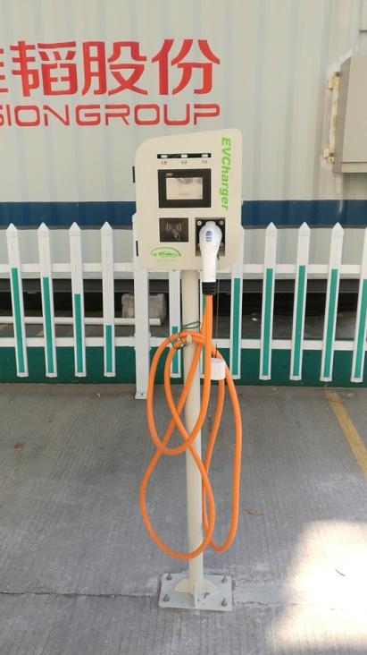 
	 中國儲能網訊：2018年4月底，深圳大鵬10kW光儲充項目順利運行，此項目由長城科技集團電源事業(yè)部儲能產品部研發(fā)的10kW光儲混合變流器，搭配儲能電池，以及10kWP太陽能電池組件組成，此系統(tǒng)主要給園區(qū)內的交流充電樁供電，一方面解決了園區(qū)內斷電時電動汽車無法充電的問題，另一方面系統(tǒng)使用太陽能清潔能源，節(jié)省用電電費。


	 


	本項目白天光伏板發(fā)電給交流充電樁供電，余電通過長城變流器儲存在電池中，在夜晚或光照不足的時候，由電池放電給交流充電樁供電