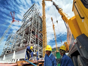 
	
                    
	【电缆网讯】5月15日，伊犁哈萨克自治州重点工程、投资28．95亿元的国网能源伊犁煤电有限公司2×350兆瓦热电联产项目顺利完成一号锅炉节点工程受热面的吊装。

	

	该热电联产项目于2017年4月1日正式开工建设，设计供热能力931兆瓦，能满足1800万平方米住宅面积的采暖需要