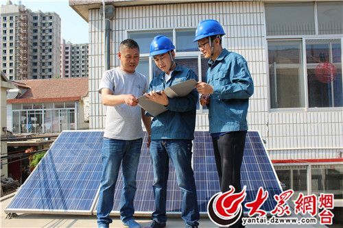 原标题：山东莱州全市分布式光伏发电客户突破3400户            “春天和初夏这个季节阳光充足、温度适宜，发电量也多，这家将近15千瓦的光伏电站每天能发电将近105千瓦时!”5月15日，烟台莱建光电设备有限公司总经理姜建光在莱州市平里店镇杨家坡子村赵金强家进行售后服务时说。 近年来，莱州市分布式光伏发电项目如雨后春笋，从2013年12月23日驿道镇东马村全市第一家分布式光伏发电项目并网发电，到目前已突破了3400户，容量达到8.4万千瓦，居烟台各县市区数量之首