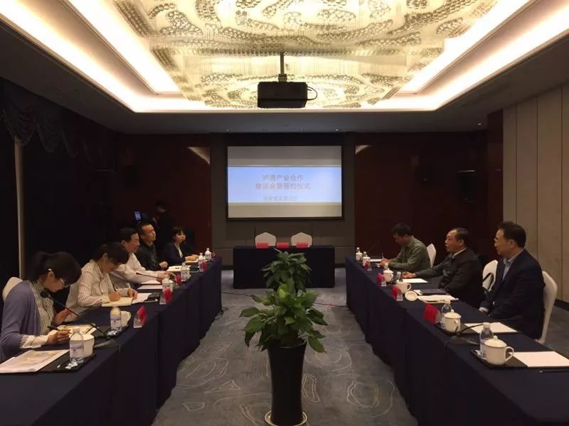 原标题：遵义市工业能源委与泸州市经济信息化委 签署合作备忘录            5月9日，泸州市经济信息化委和遵义市工业能源委在遵义召开产业合作座谈会并签署《合作备忘录》。泸州市经济信息化委主任李霄、总经济师张红，遵义市工业能源委主任徐江，遵义市工业能源委副主任、市民营经济发展局（中小企业局）局长向波及市工业能源委总经济师冯其芳参加了座谈会