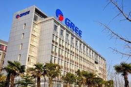 
	
                    
	【电缆网讯】5月16日，格力电器董事长兼总裁董明珠“格力2018再启航”晚会上称，2018年格力电器将冲击营收2000亿元的目标。

	

	2013年，格力电器的营业总收入达到1200.43亿元；2014年进一步增长到1400.05亿元，连续两年每年增加200个亿