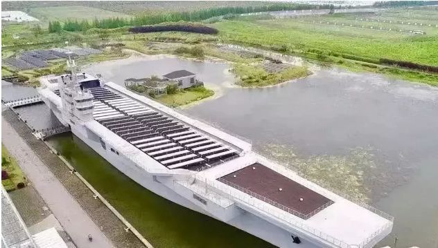 原标题：光伏“航母”现身上海，年发电24万度！            上海浦东惊现巨型“光伏航母”， 一年光伏发电24万度!这是怎么回事呢?咱们来看看。  2018年4月，一艘体型巨大的“航空母舰”出现在上海浦东临港地区，该航母紧邻鲜花港的一处绿地中，游人从远处经过，仿佛是一艘真正的航空母舰经停此处，十分逼真